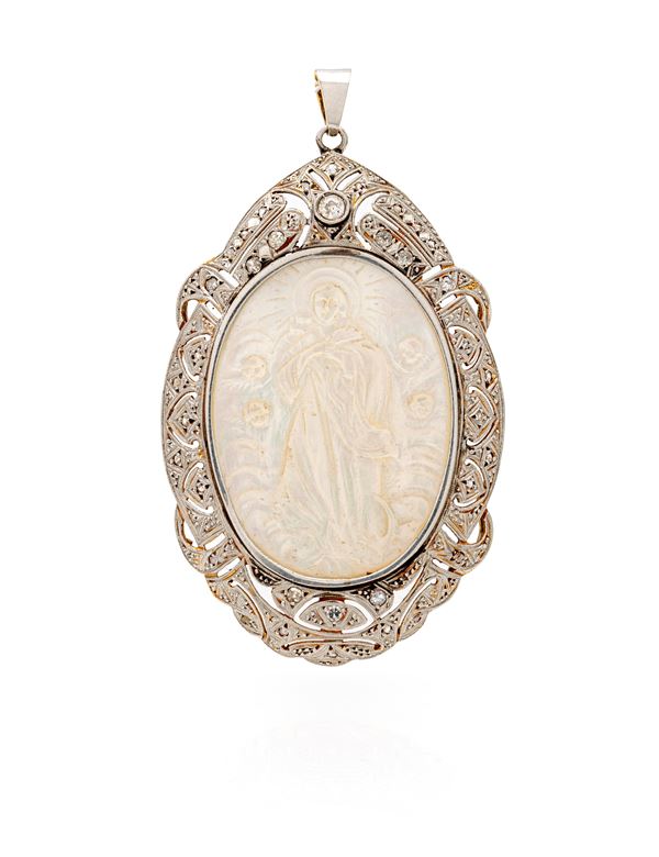 Pendente antico in oro, argento diamanti e madreperla incisa con soggetto sacro