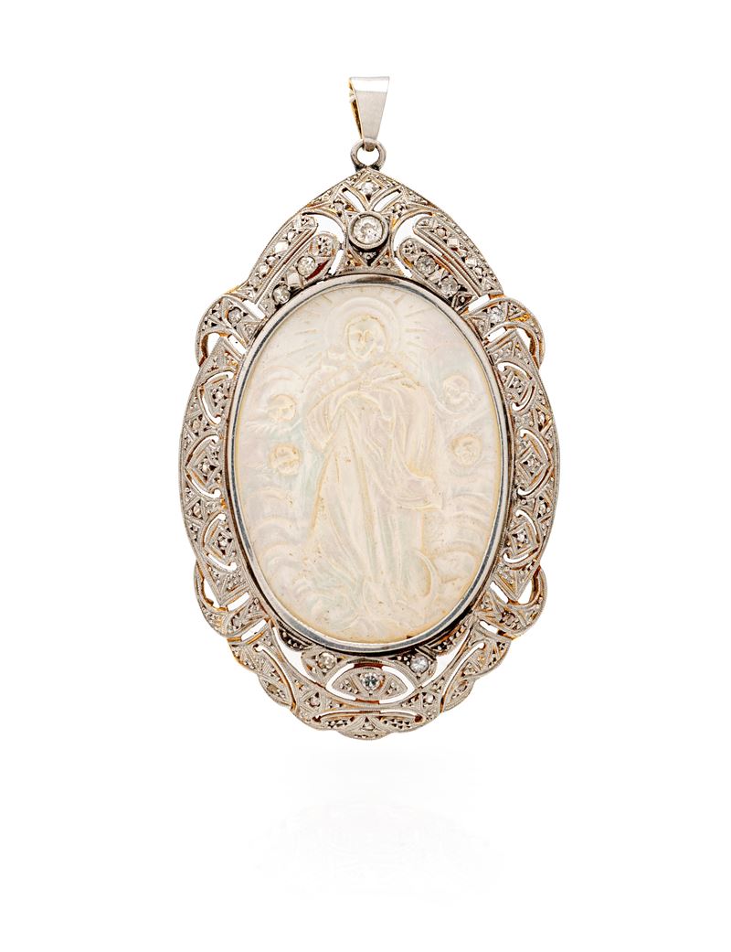 Pendente antico in oro a basso titolo e argento, diamanti, madreperla incisa con soggetto sacro