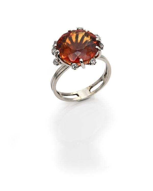 Anello in oro, topazio e brillanti