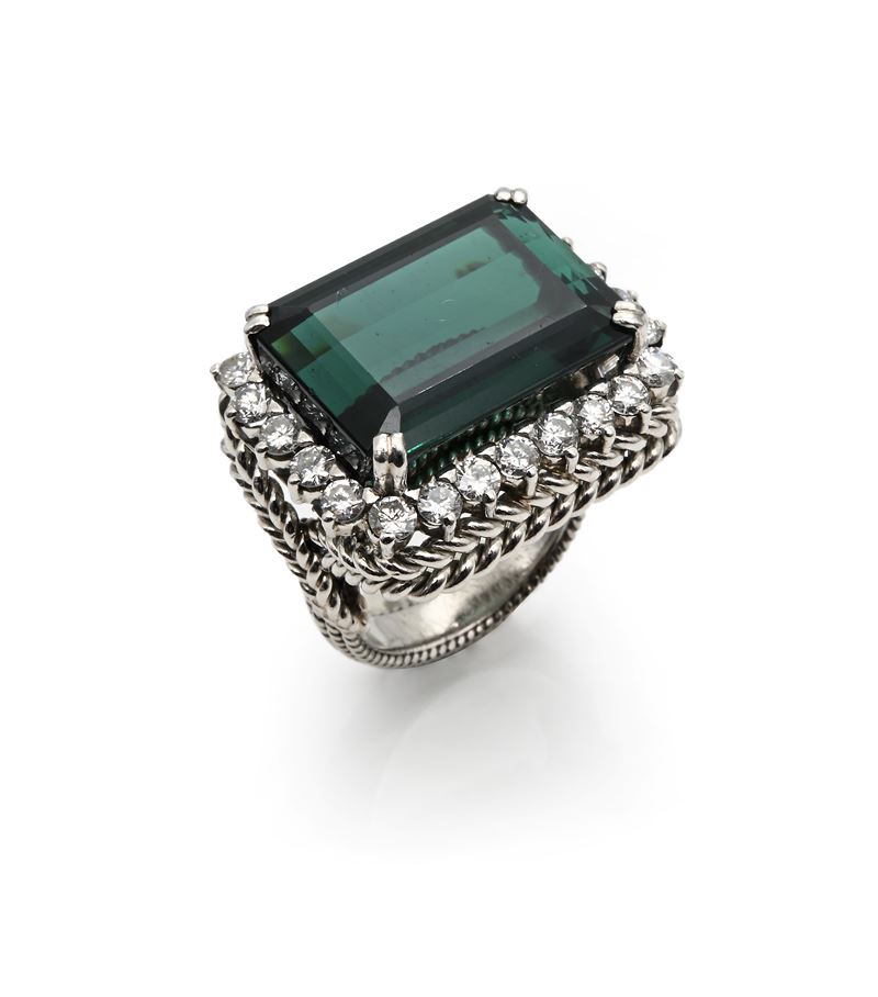 Anello in oro tormalina verde e brillanti