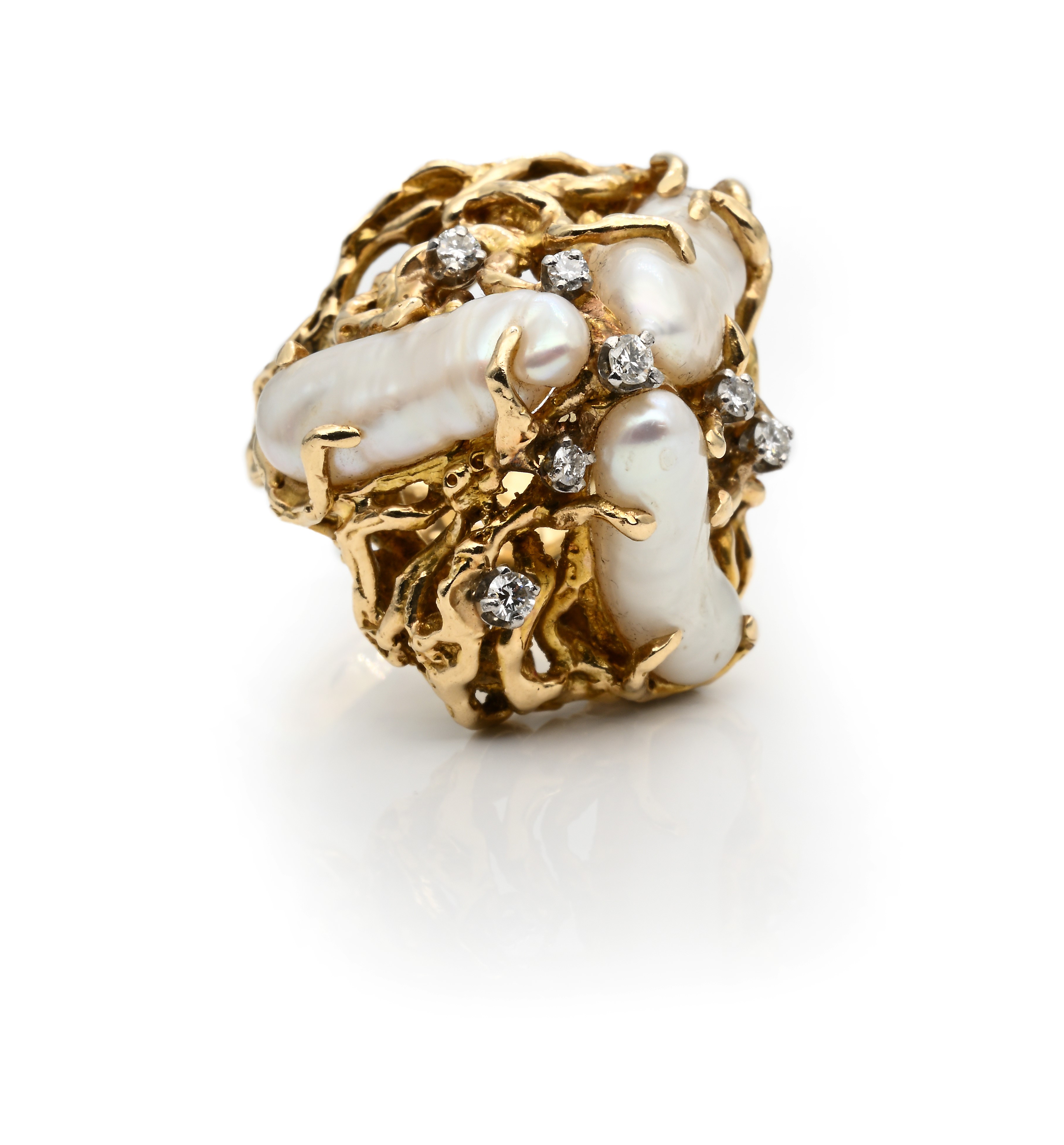 Anello in oro giallo 500/000 con perle Feather (del Mississippi) e brillanti, anni ’60