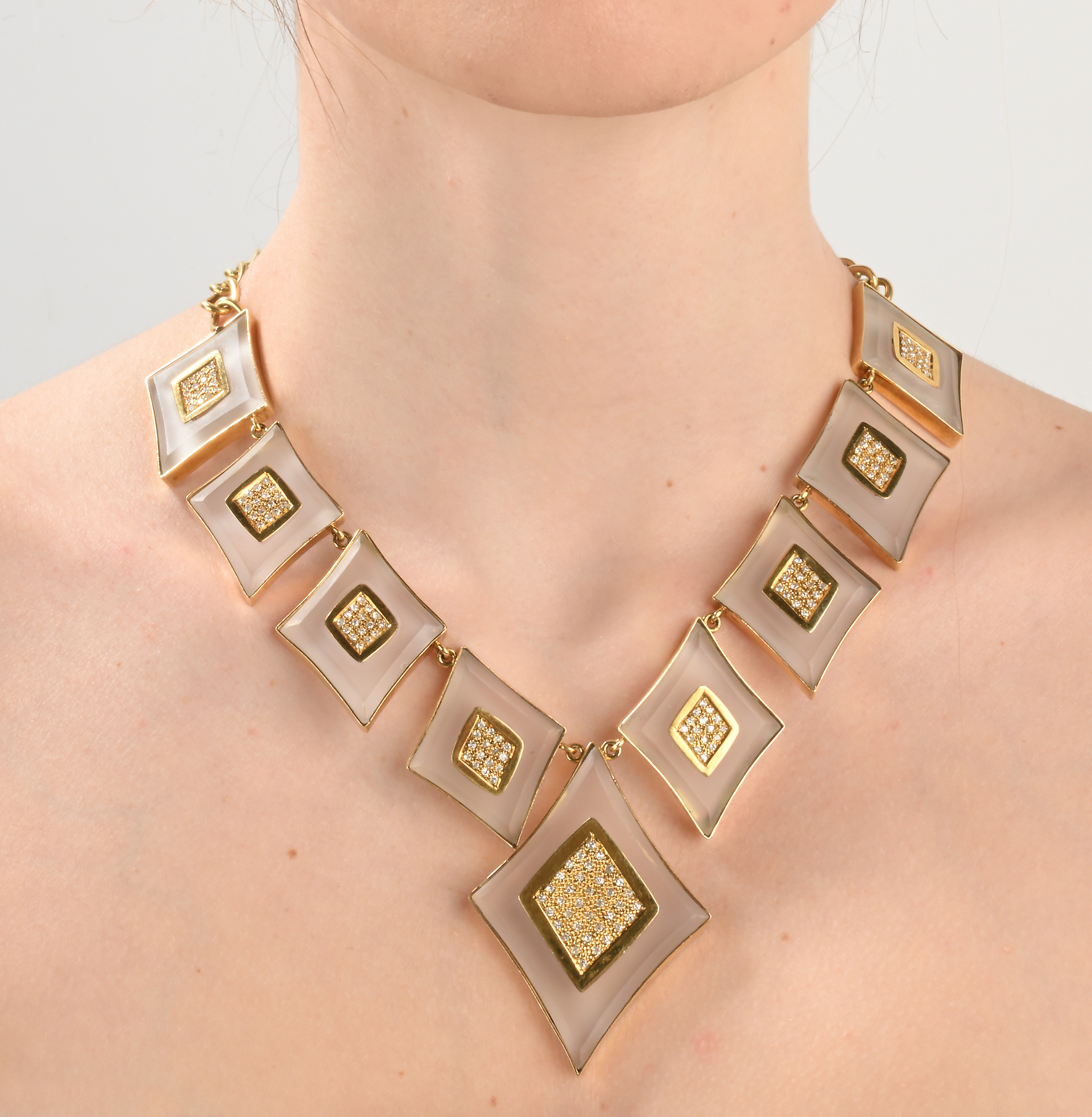 Collana in oro, cristallo di rocca satinato e brillanti