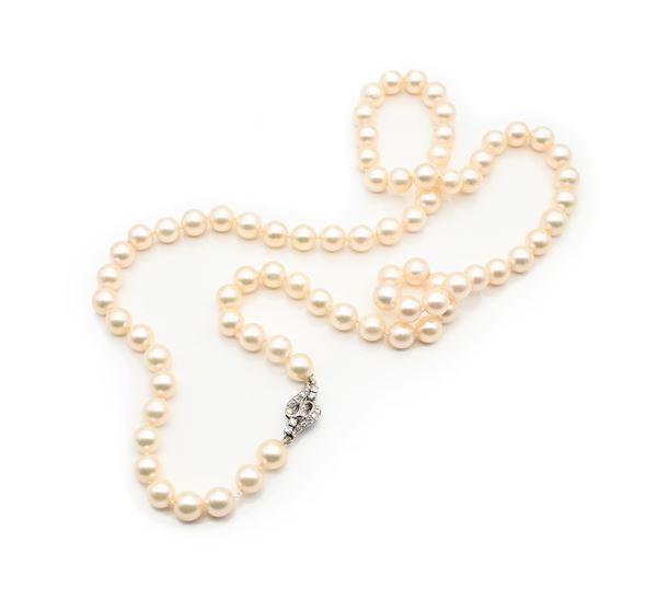 Lunga collana di perle con chiusura in oro e brillanti