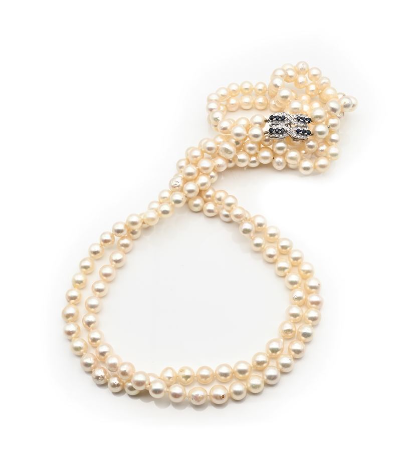 Collana di perle a due fili con chiusura in oro, brillanti e zaffiri