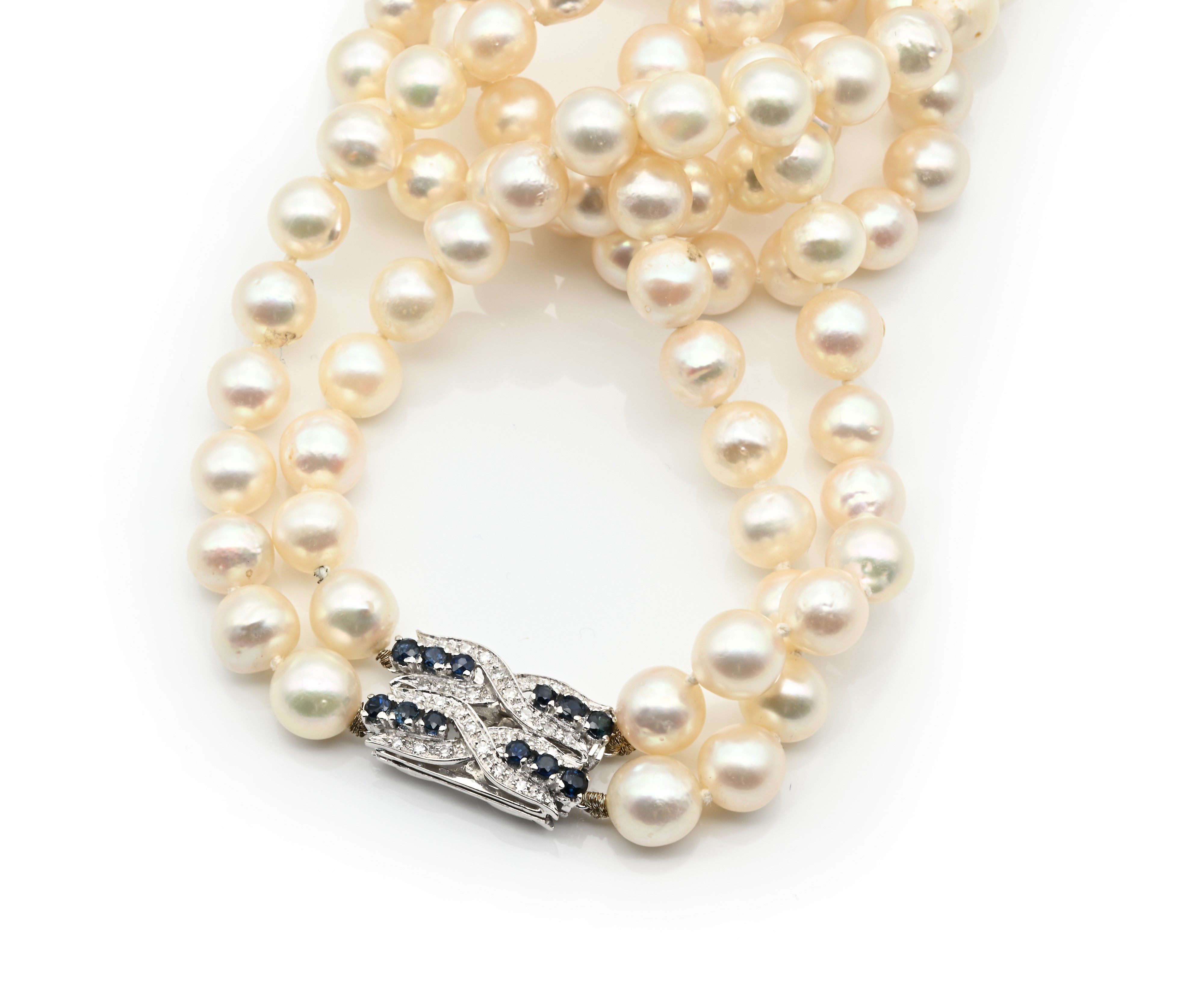 Collana di perle a due fili con chiusura in oro, brillanti e zaffiri