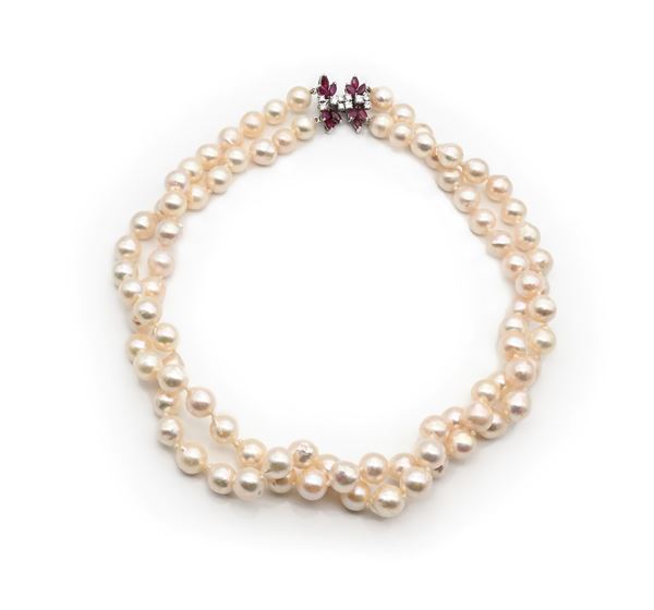 Collana a due fili con chiusura in oro, brillanti e rubini