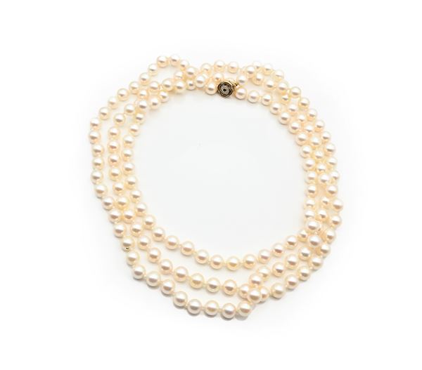 Collana di perle ad un filo lunga, chiusura in oro, zaffiri e diamanti
