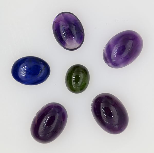 Lotto di 4 ametiste, 1 peridoto 1 lapis in taglio cabochon ct. 70