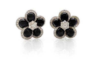 Coppia di orecchini in oro bianco 750/000, onice e brillanti