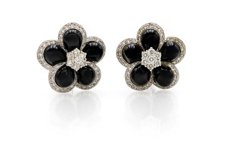 Coppia di orecchini in oro bianco 750/000, onice e brillanti