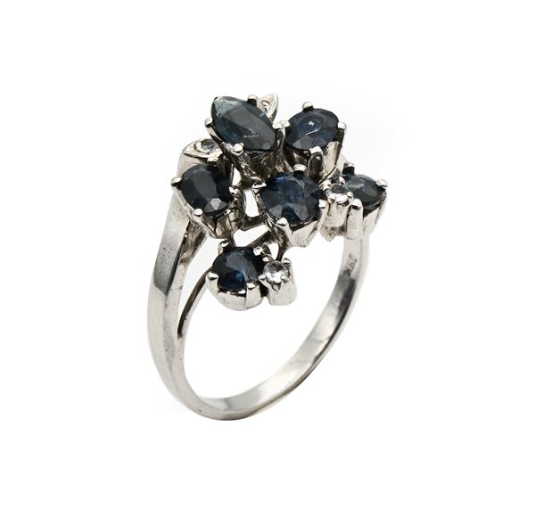 Anello a fiore in oro, zaffiri e pietre incolore