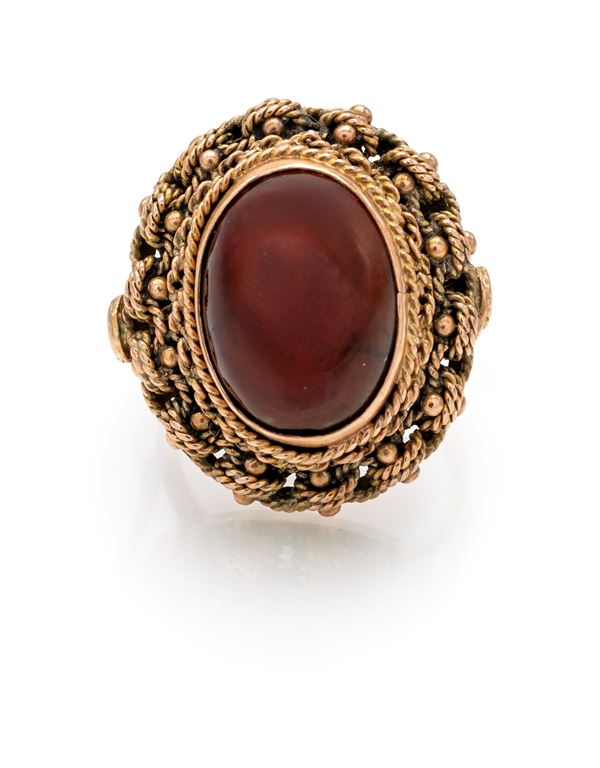 Anello in oro e pietra dura