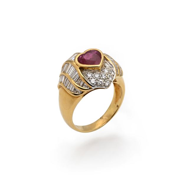 Anello a cupola in oro, rubino in taglio cuore e diamanti