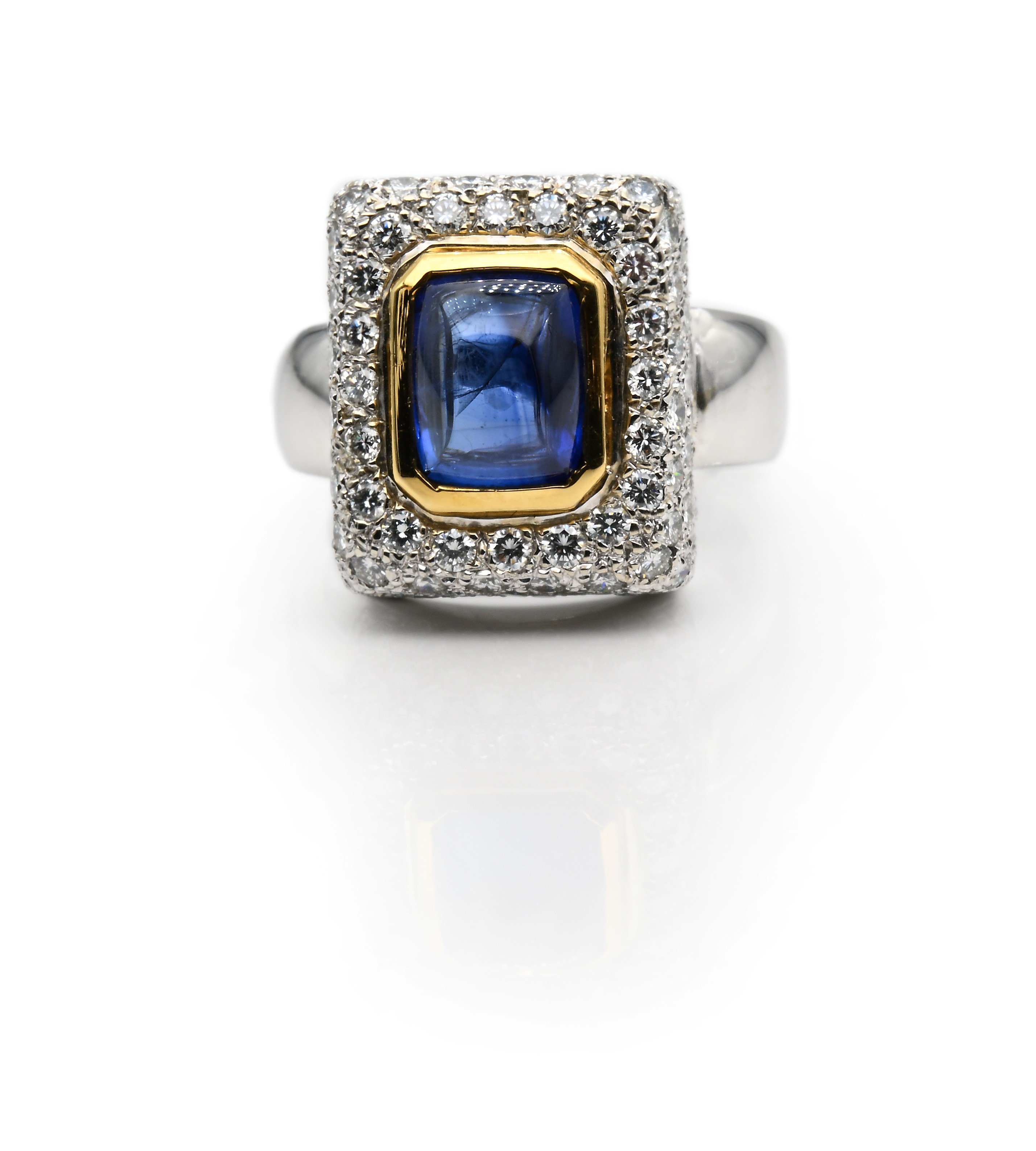 Anello in oro bianco e giallo 750/000 con zaffiro cabochon e diamanti