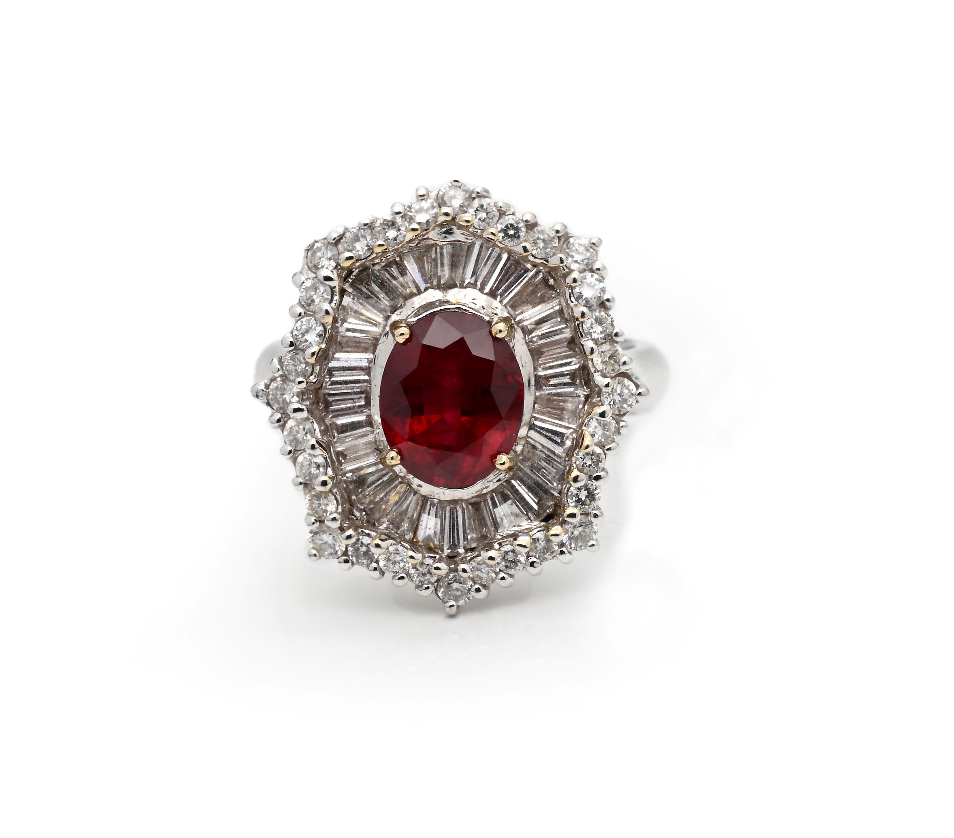 Oro bianco 750, anello con rubino ovale centrale e diamanti (brillanti e baguette)