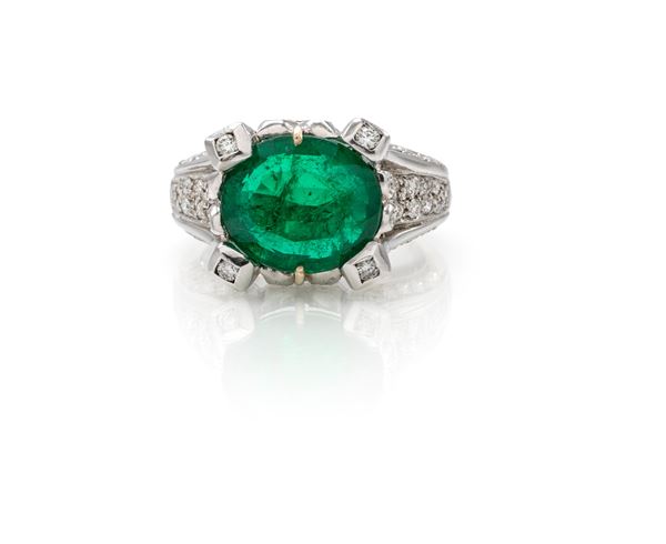 Anello in oro, smeraldo e brillanti