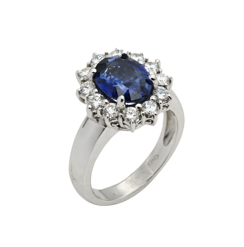 Anello in oro, zaffiro e brillanti
