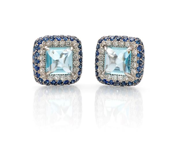 Coppia di orecchini in oro, acquamarine, brillanti e zaffiri