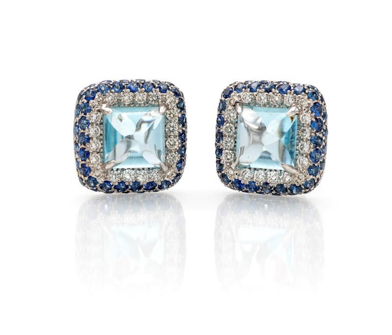 Coppia di orecchini, oro bianco 750/000, acquamarine cabochon e brillanti con zaffiri