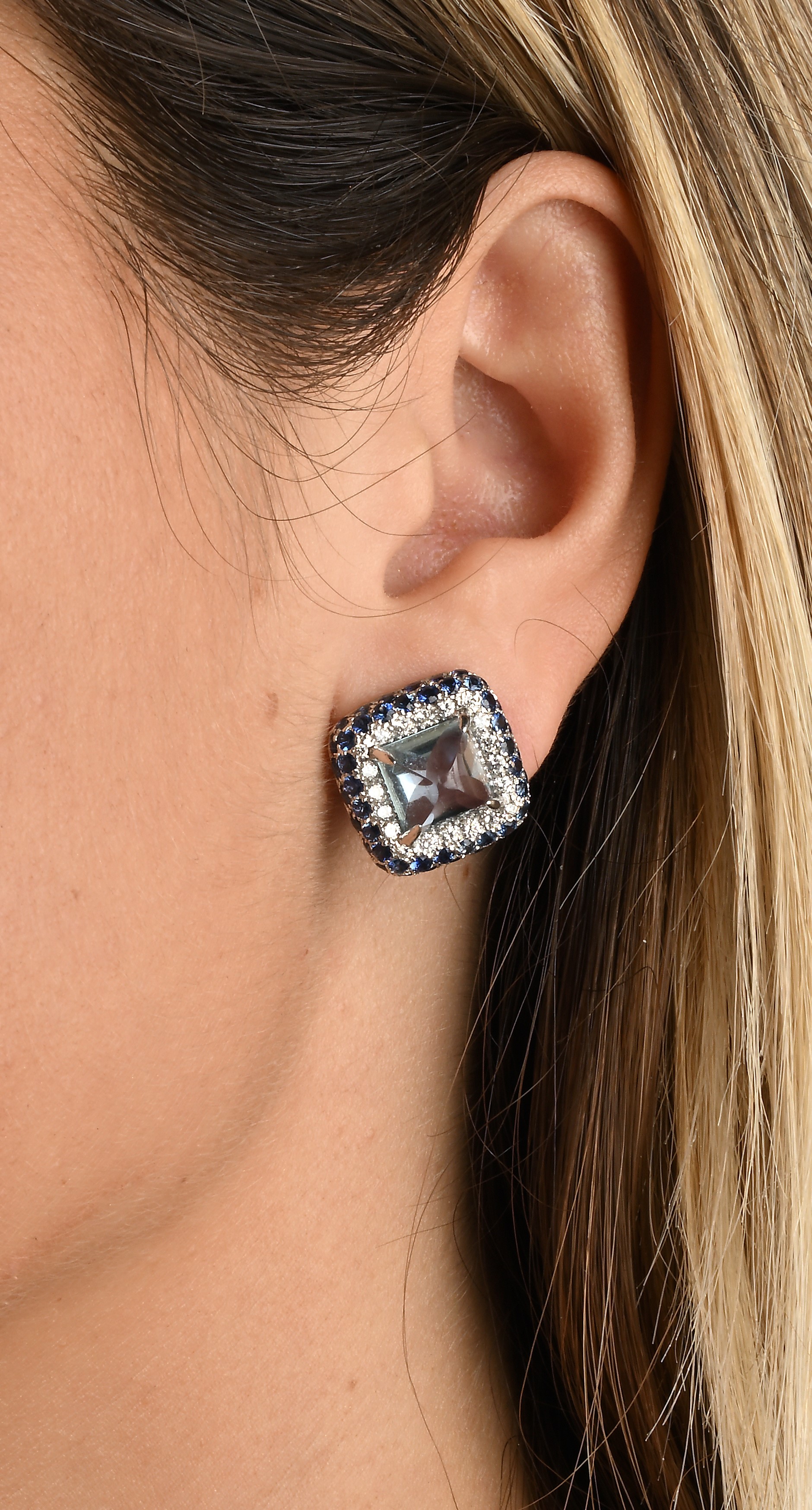 Coppia di orecchini, oro bianco 750/000, acquamarine cabochon e brillanti con zaffiri