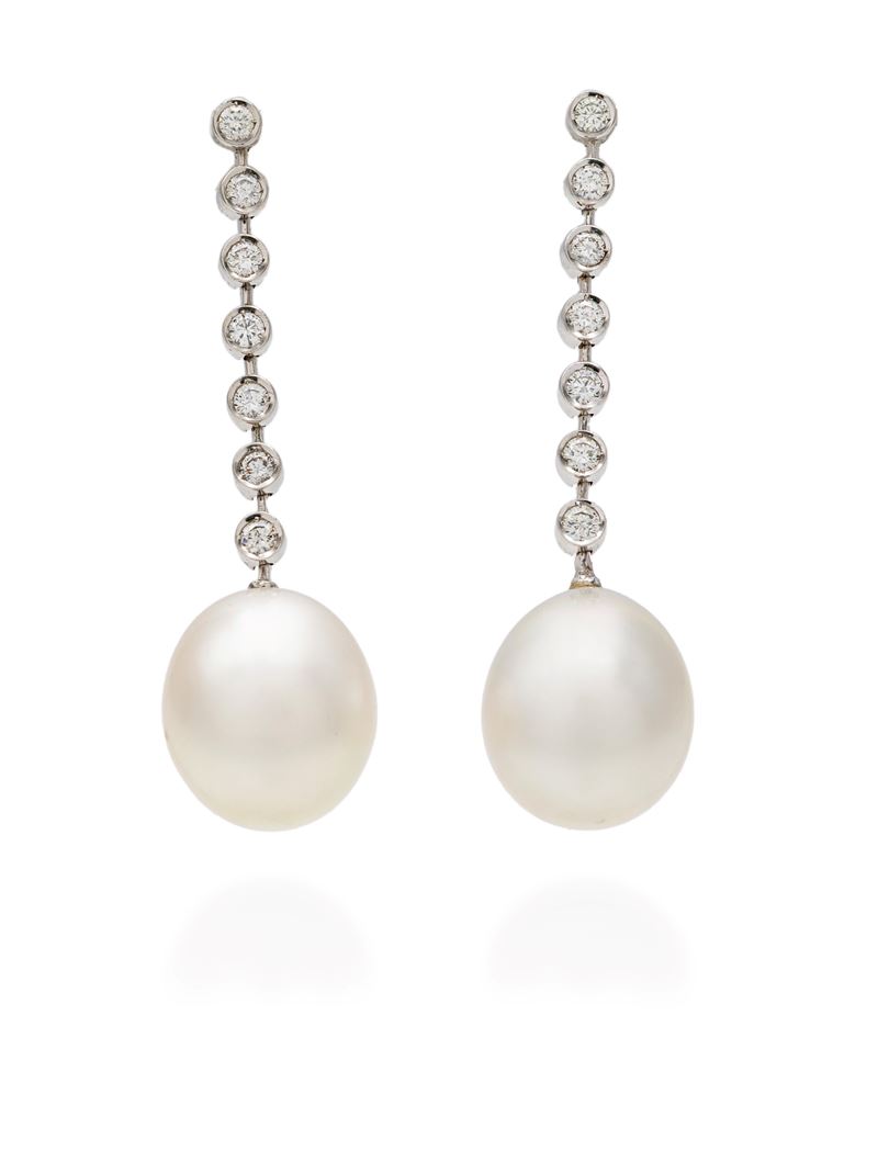 Orecchini pendenti in oro bianco 750/000, perle a goccia e brillanti