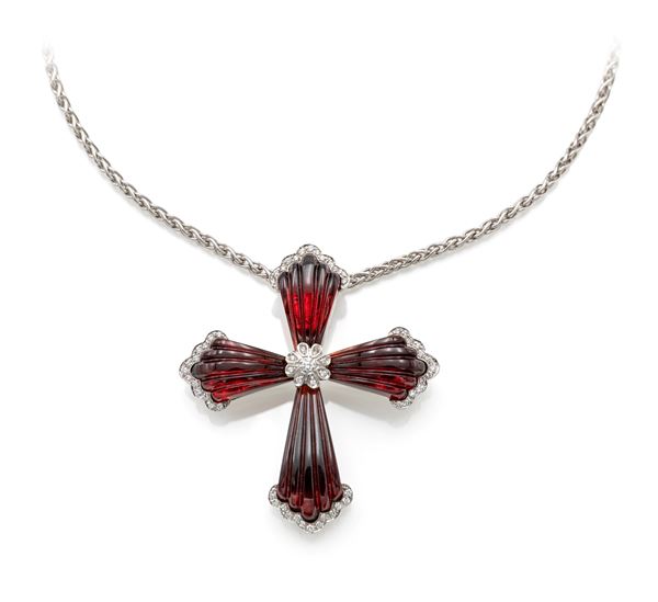Collana con pendente a croce in oro, brillanti e pietre rosse  - Asta Importanti Gioielli - Casa d'Aste Arcadia