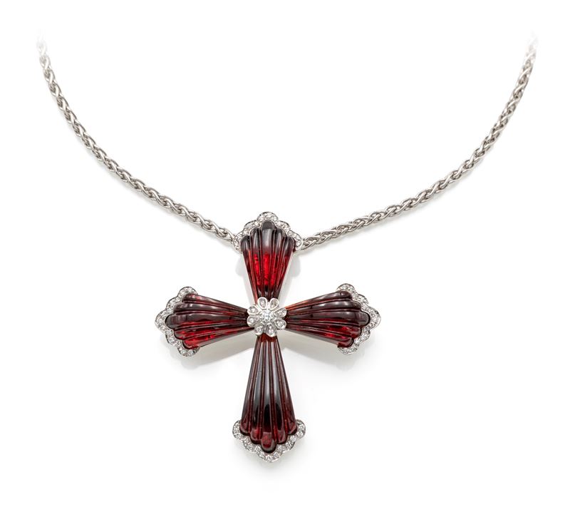Oro bianco 750, Collana con pendente a croce in oro con brillanti e pietre rosse