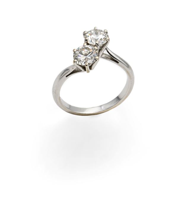 Anello contrarié in oro e brillanti