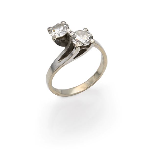 Anello contrarié in oro e brillanti