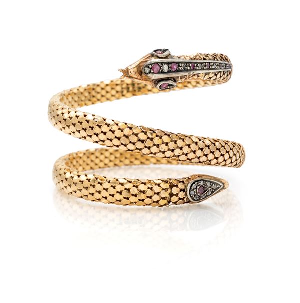 Bracciale antico a serpente in oro con lavorazione a squame, diamanti e rubini
