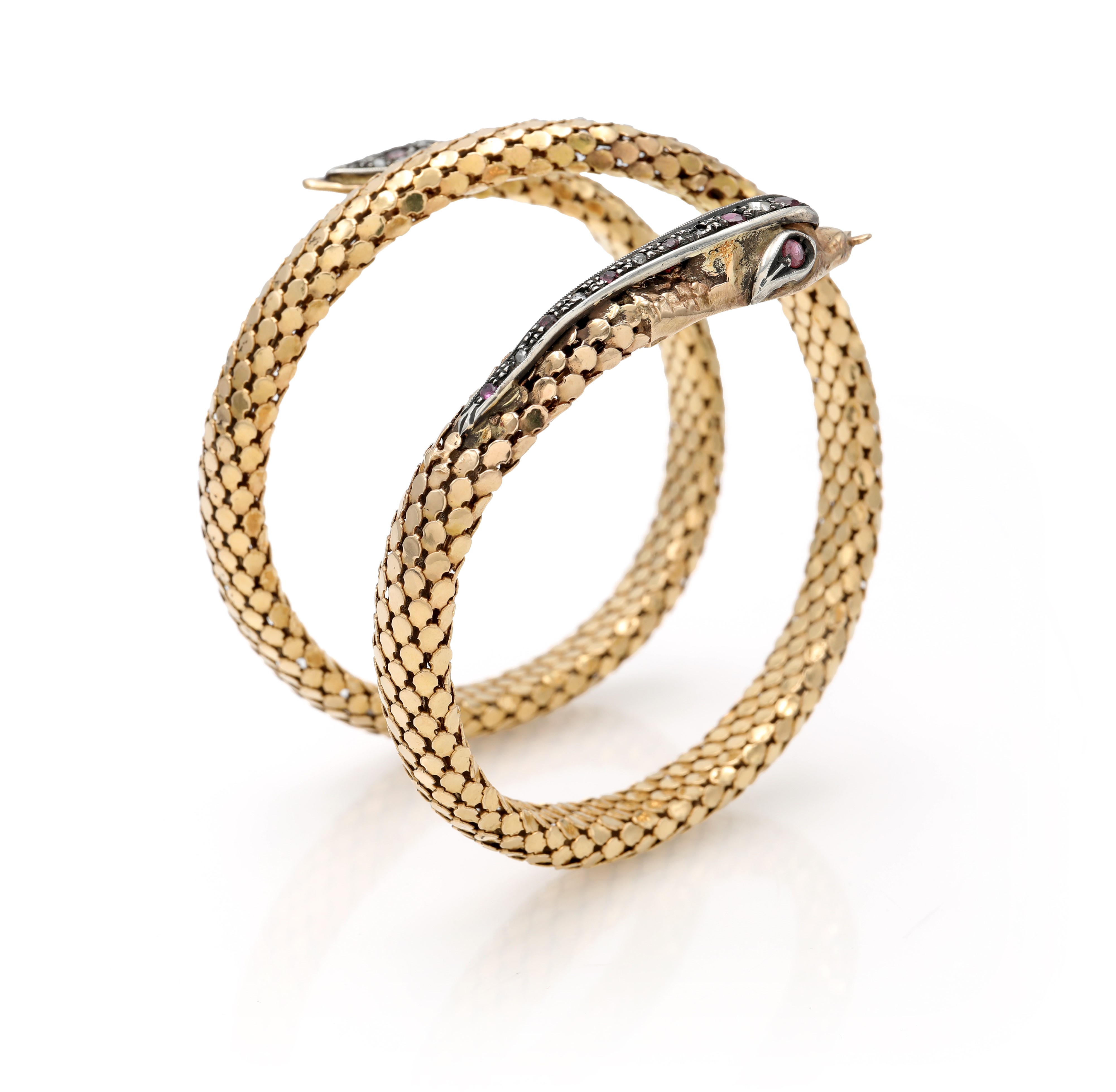 Bracciale antico a serpente, in oro giallo 750/000 con lavorazione a squame, diamanti e rubini