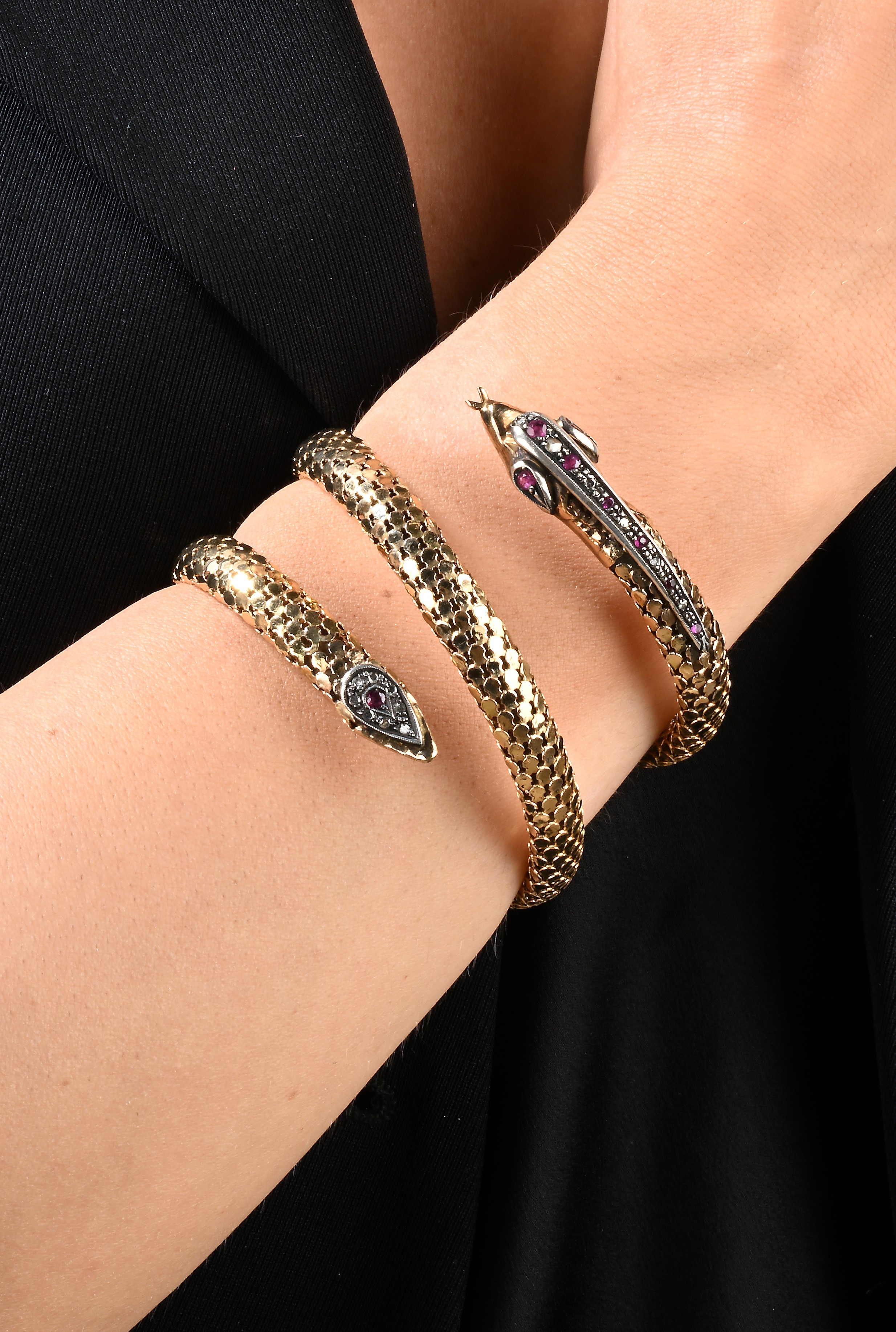 Bracciale antico a serpente in oro con lavorazione a squame, diamanti e rubini