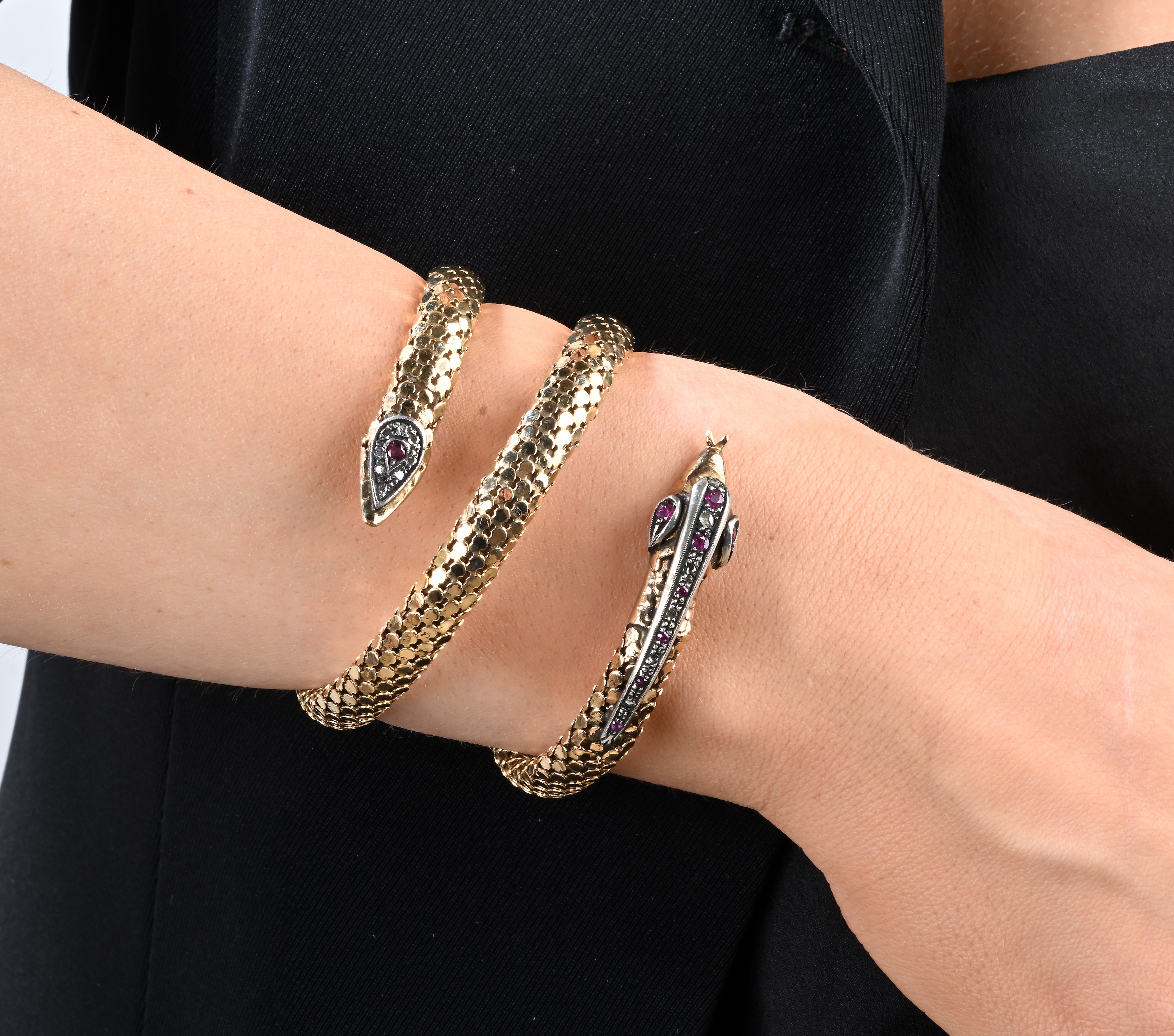 Bracciale antico a serpente in oro con lavorazione a squame, diamanti e rubini