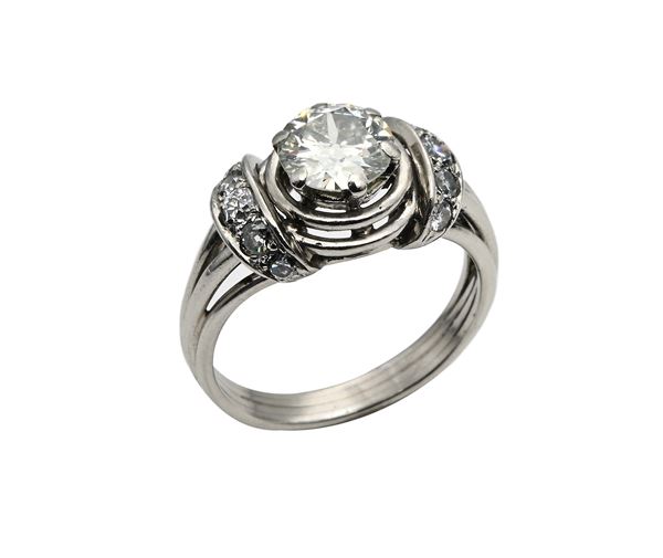 Anello in platino e diamante solitario