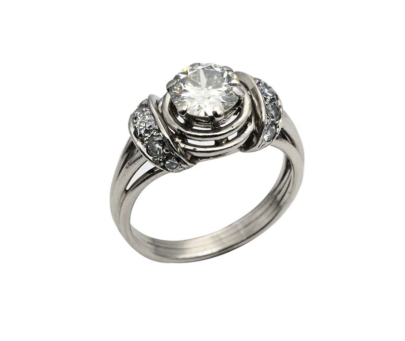 Anello in platino 900/000 con diamante solitario centrale, taglio rotondo brillante