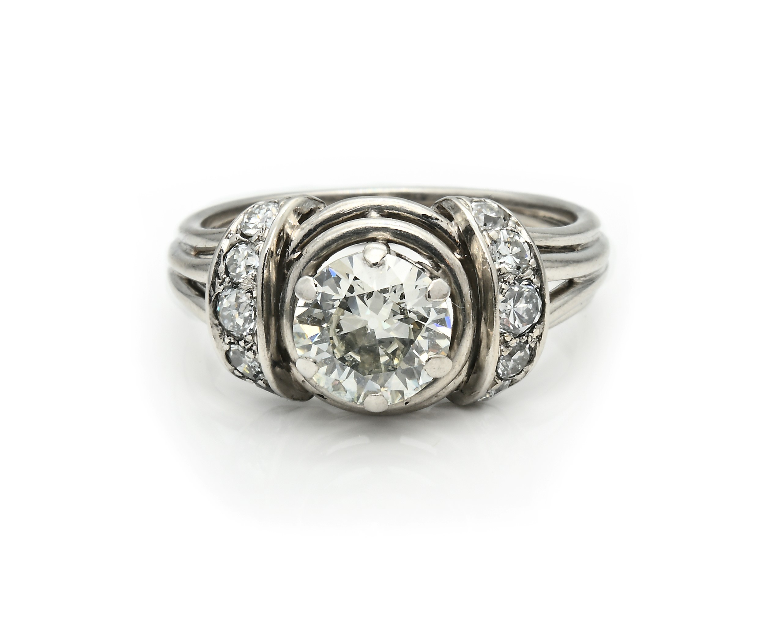 Anello in platino 900/000 con diamante solitario centrale, taglio rotondo brillante