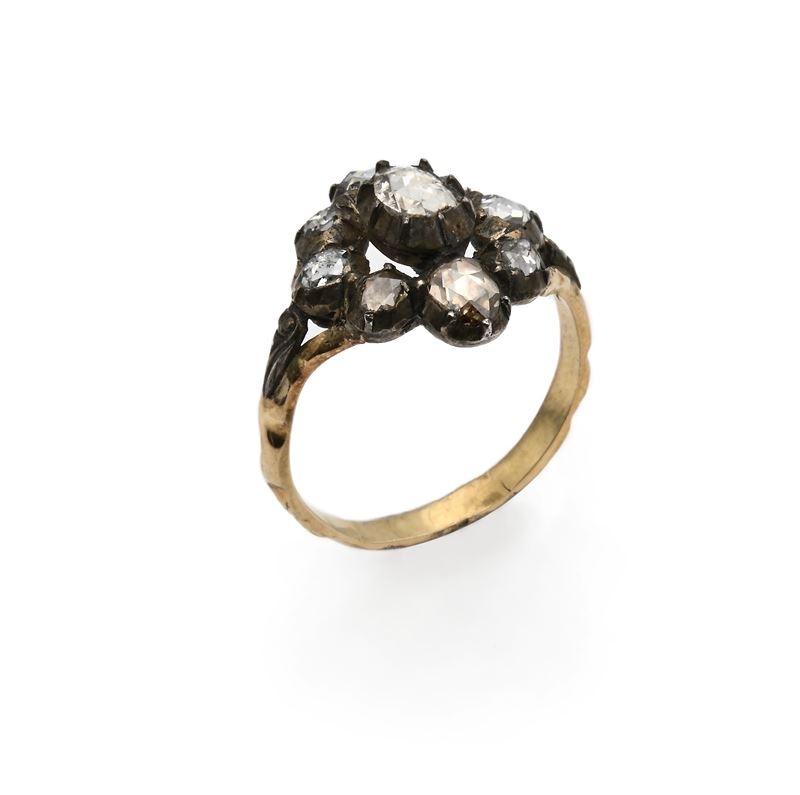 Anello antico in oro giallo 750/000 e argento con elementi in diamanti