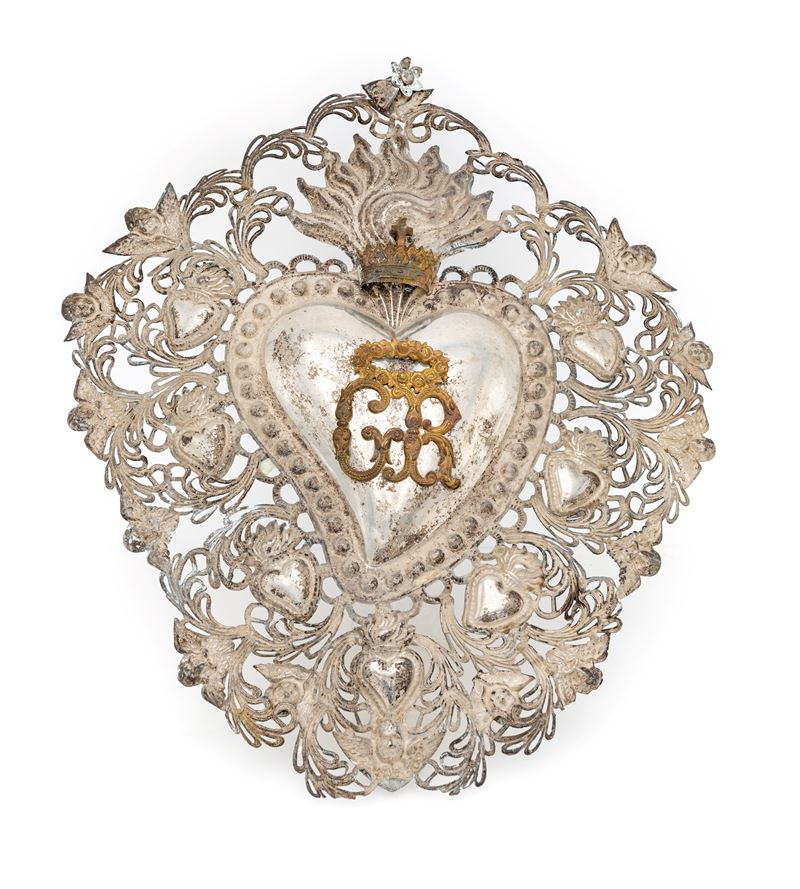 Ex voto in lamina d’argento con profilo perlinato e decorazione a cuori fiammeggianti