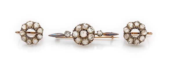 Parure di spilla e coppia di orecchini in oro e diamanti in taglio rosa