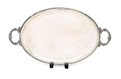 Vassoio ovale con manici in argento 800/000, decorazione cesellata a palmette