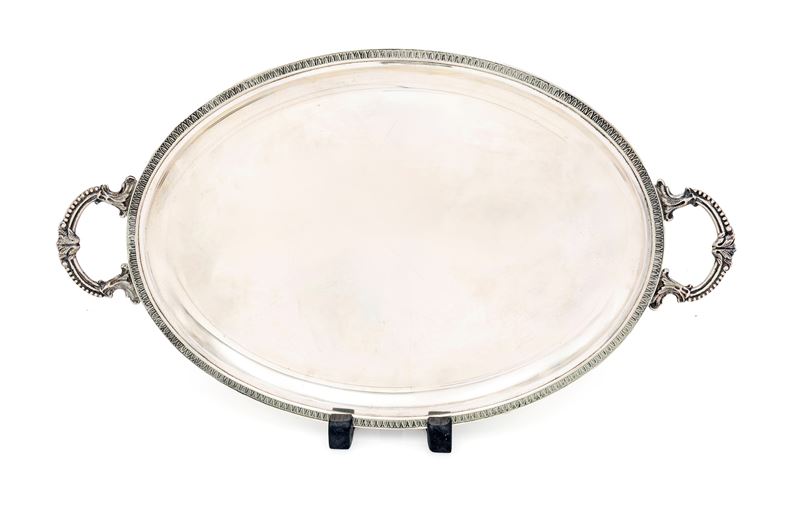 Vassoio ovale con manici in argento 800/000, decorazione cesellata a palmette