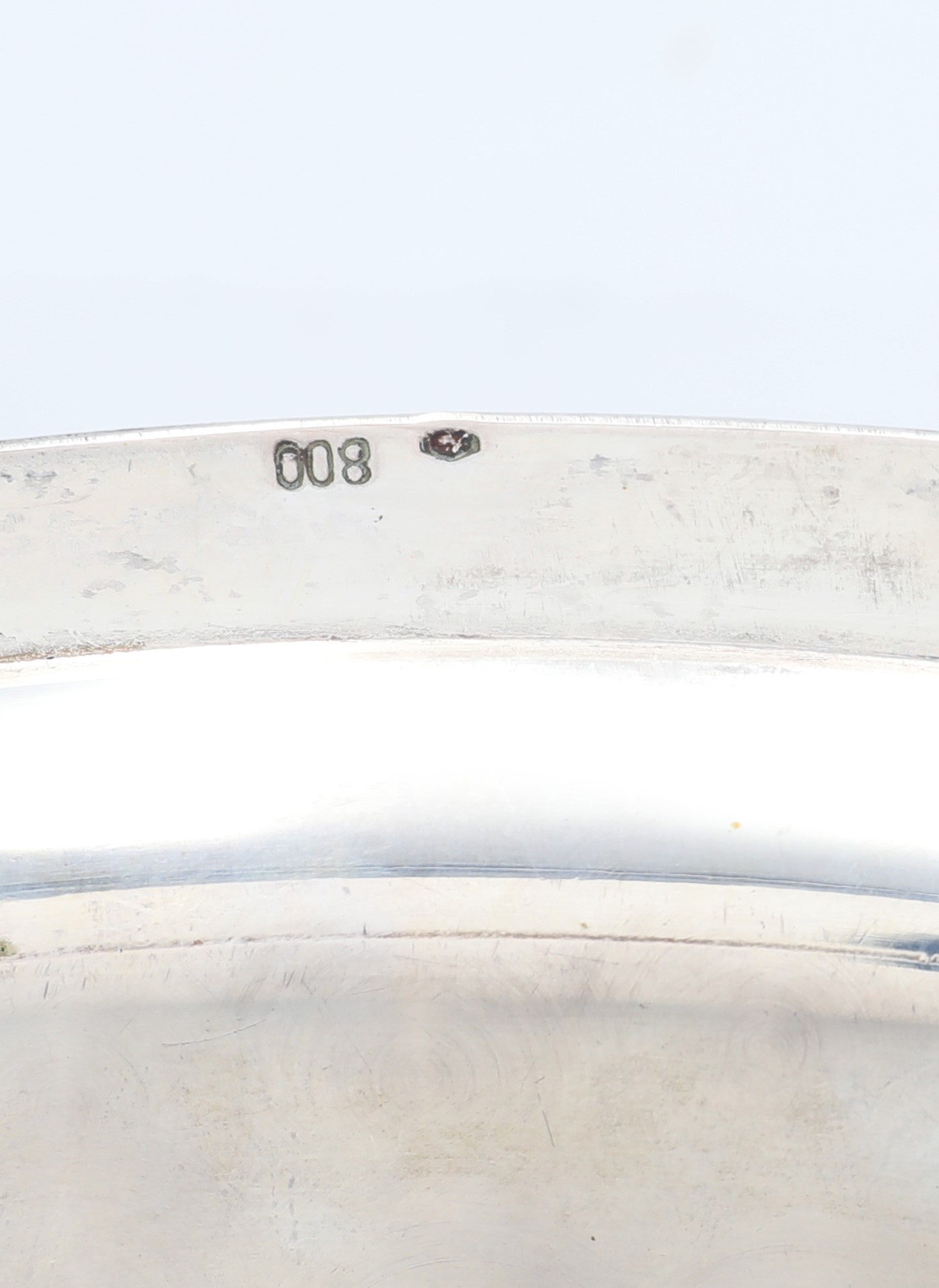 Vassoio ovale con manici in argento 800/000, decorazione cesellata a palmette