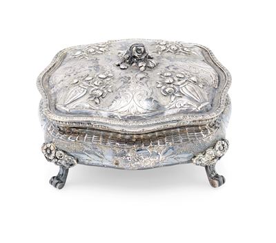 Cofanetto portagioie in argento 800/000 con decorazione incisa e sbalzata