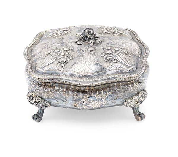 Cofanetto portagioie in argento 800/000 con decorazione incisa e sbalzata
