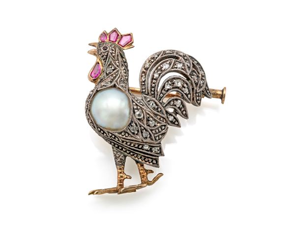 Spilla antica a gallo in oro, argento, perla, diamanti e pietre rosse
