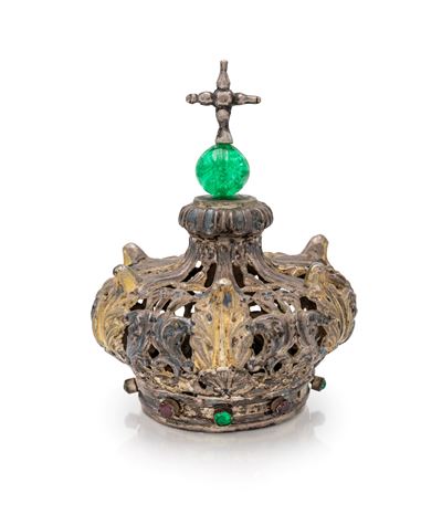 Decorazione sacra, Piccola corona regale bombata per statua sacra in lamina d’argento con gemme p...