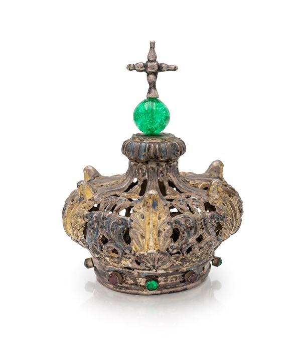 Piccola corona regale per statua sacra in lamina d'argento arricchita da piccole gemme rosse e verdi
