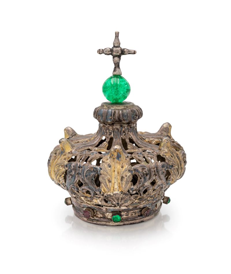 Decorazione sacra, Piccola corona regale bombata per statua sacra in lamina d’argento con gemme p...