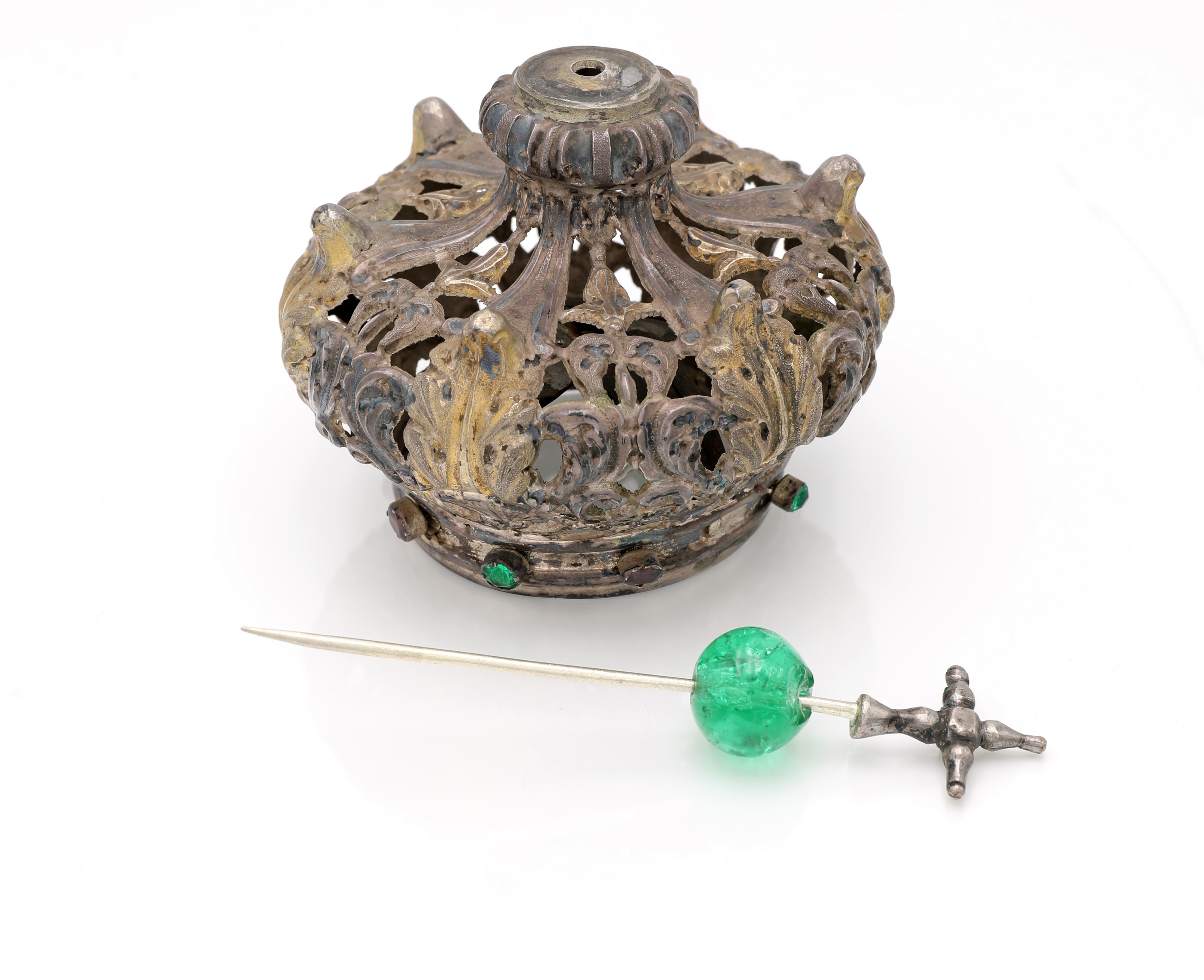 Decorazione sacra, Piccola corona regale bombata per statua sacra in lamina d’argento con gemme p...