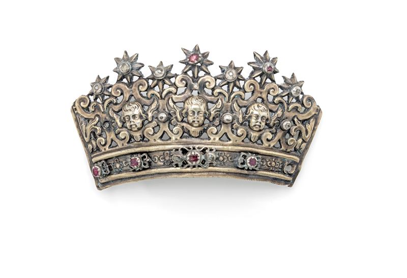 Piccola tiara per statua, in lamina d’argento con cherubini e gemme rosso rubino